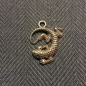 Silvertone lizard pendant